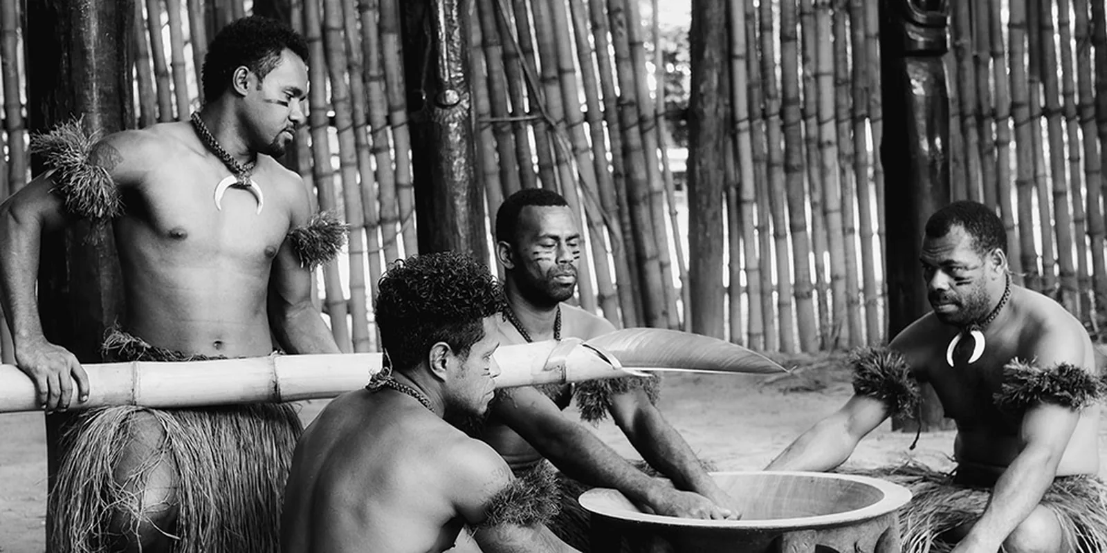 Mężczyźni przygotowujący kavę w tanoa, fotografia archiwalna